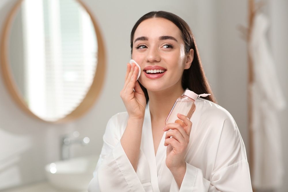 5 Produk Micellar Water Terbaik yang Ampuh Angkat Kotoran dan Cerahkan Wajah