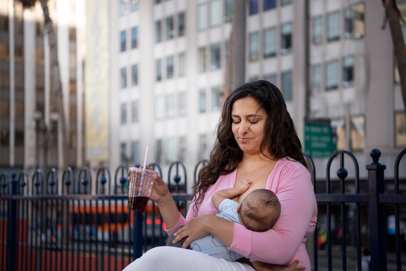 Bolehkah Ibu Menyusui Minum Es ? - Medikacare