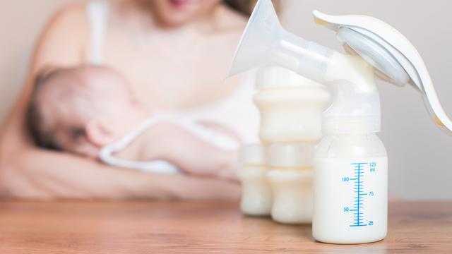 Kenali perubahan warna ASI - Medikacare