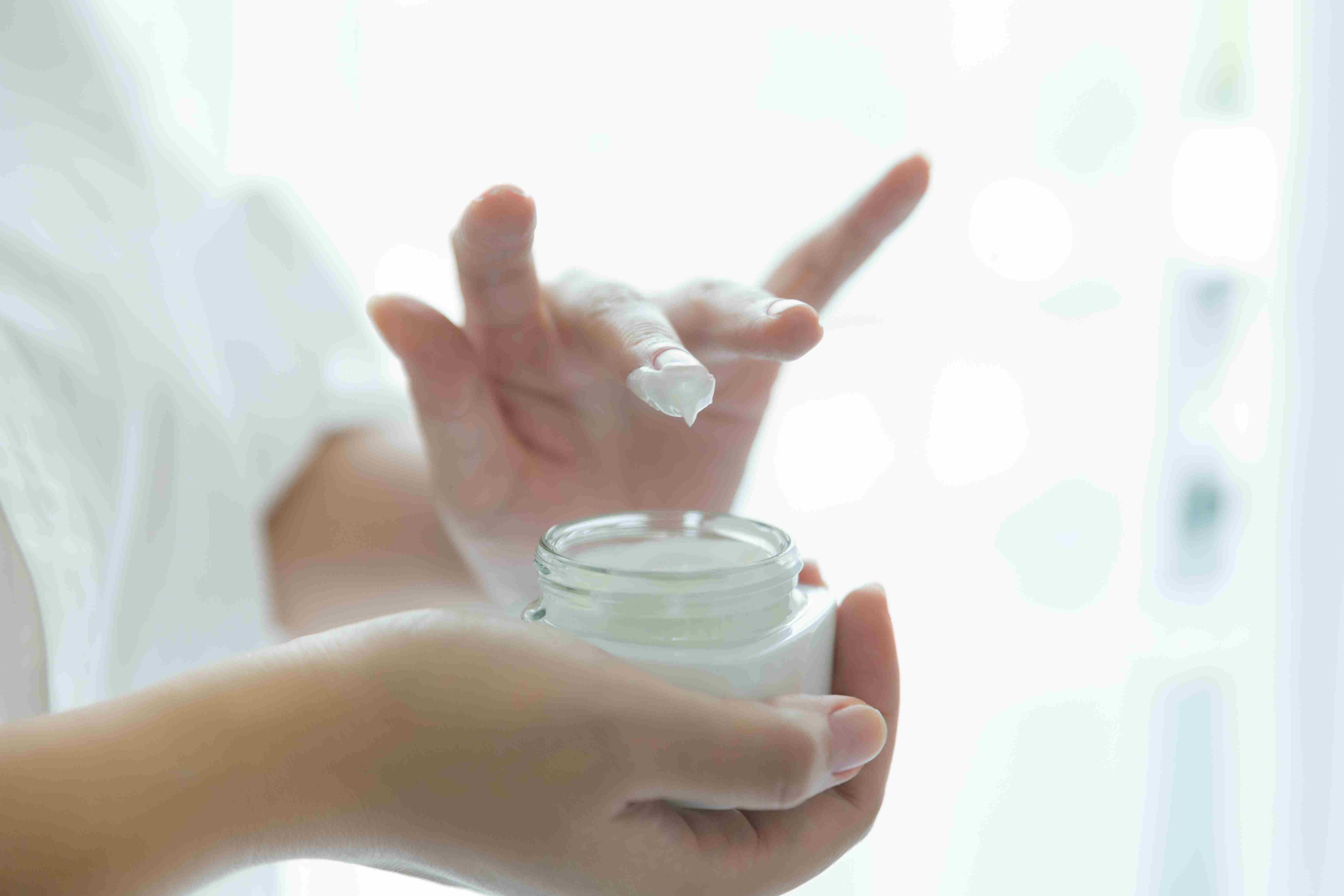Menggunakan Moisturizer Setiap Hari Memiliki 7 Manfaat untuk Kulit Wajah Anda - Medikacare