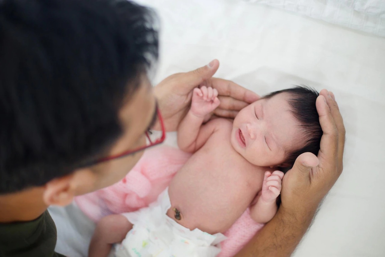 Waspada!! Bahaya loh mencium bayi - Medikacare
