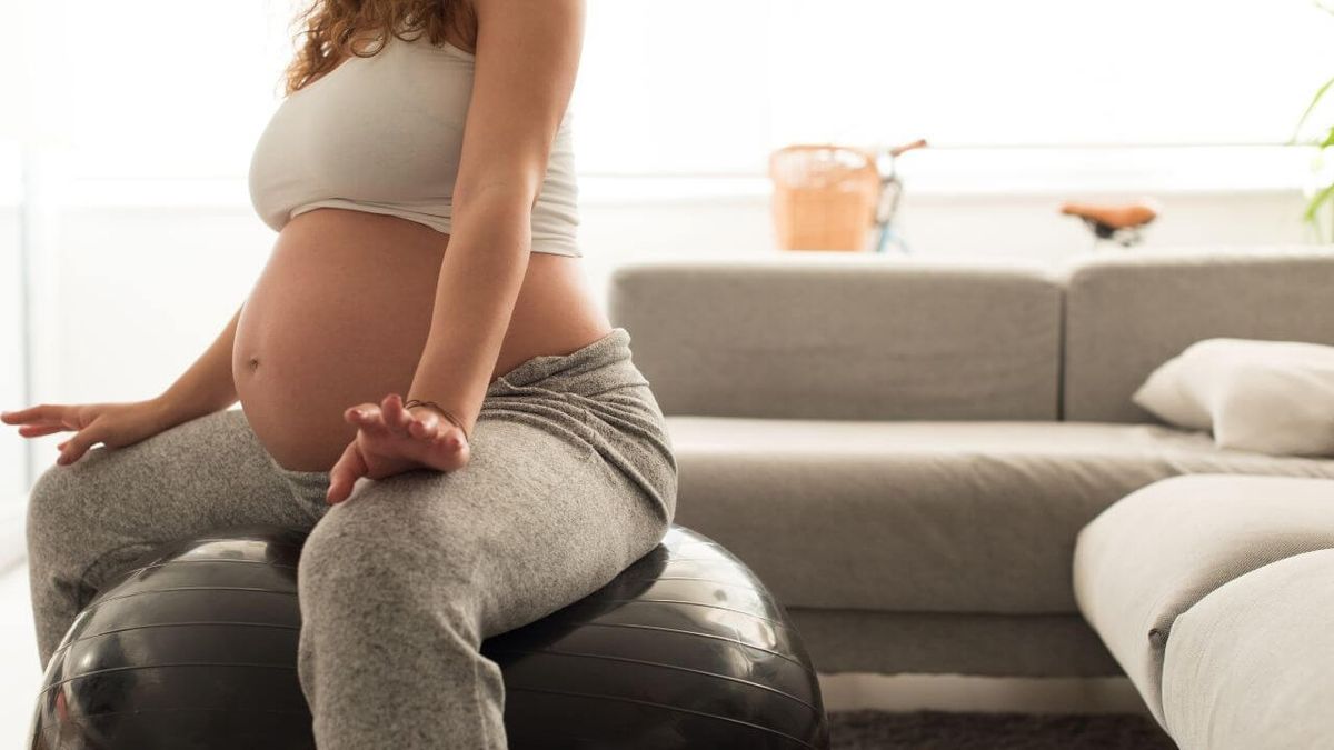 Benarkah Yoga Hamil Bisa Bikin Persalinan Lebih Lancar - Globumil