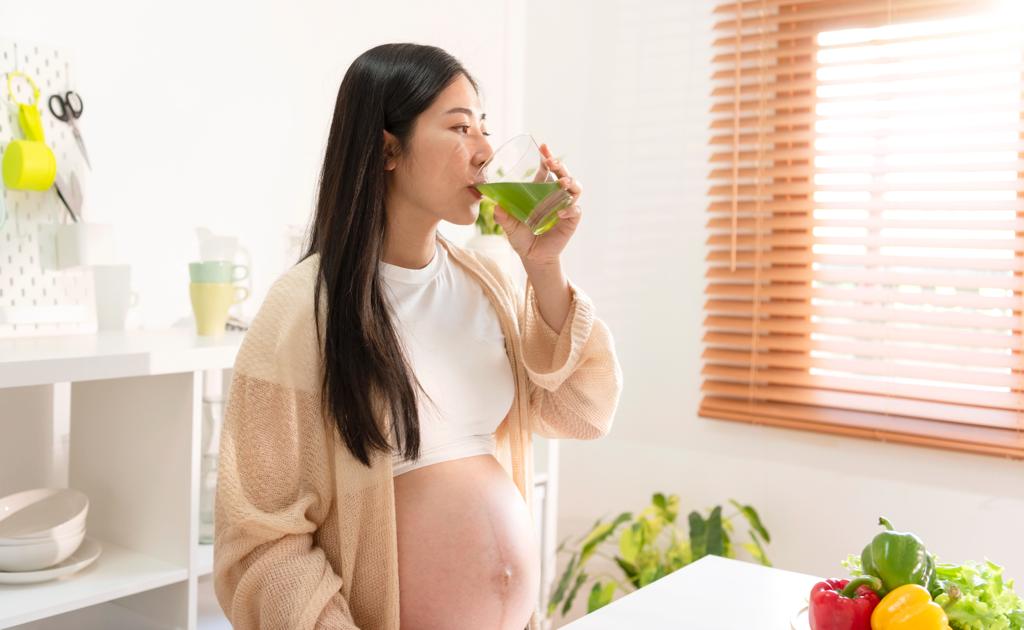 Mitos dan Fakta Minum Es saat Hamil - Medikacare