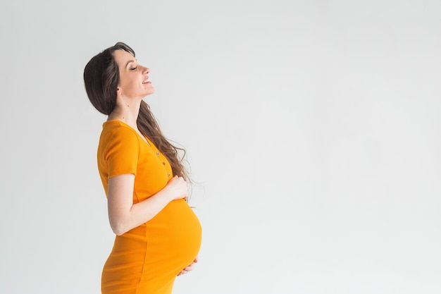 6 Bahaya Berdiri Lama untuk Bumil - Medikacare