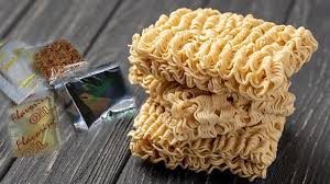 Efek Makan Mi Instan Mentah, Ini 6 Dampak Buruk bagi Kesehatan