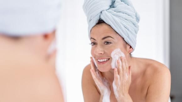 6 Rekomendasi Sabun Cuci Muka untuk Ibu Hamil yang Aman dan Lembut