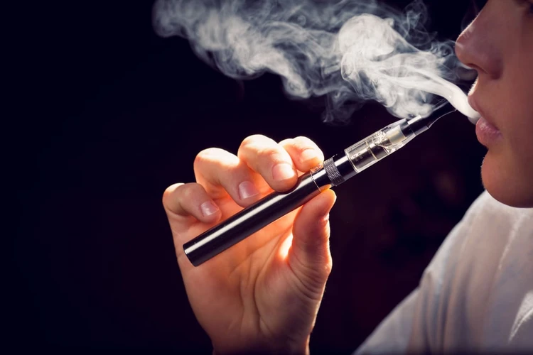 Jangan Tertipu, Ini 7 Efek Samping Vape yang Sama Beresikonya dengan Rokok