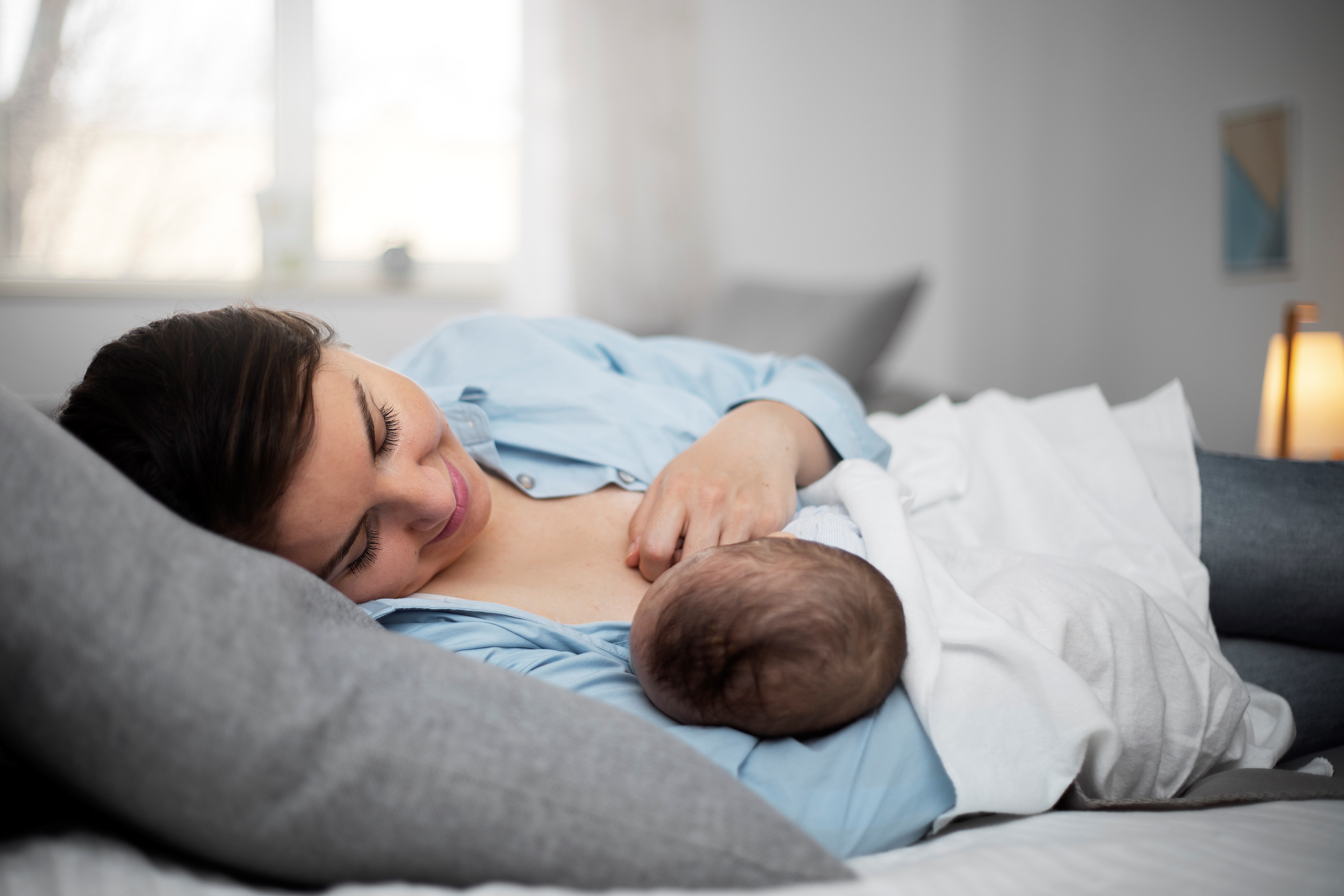Posisi menyusui saat tiduran - Medikacare