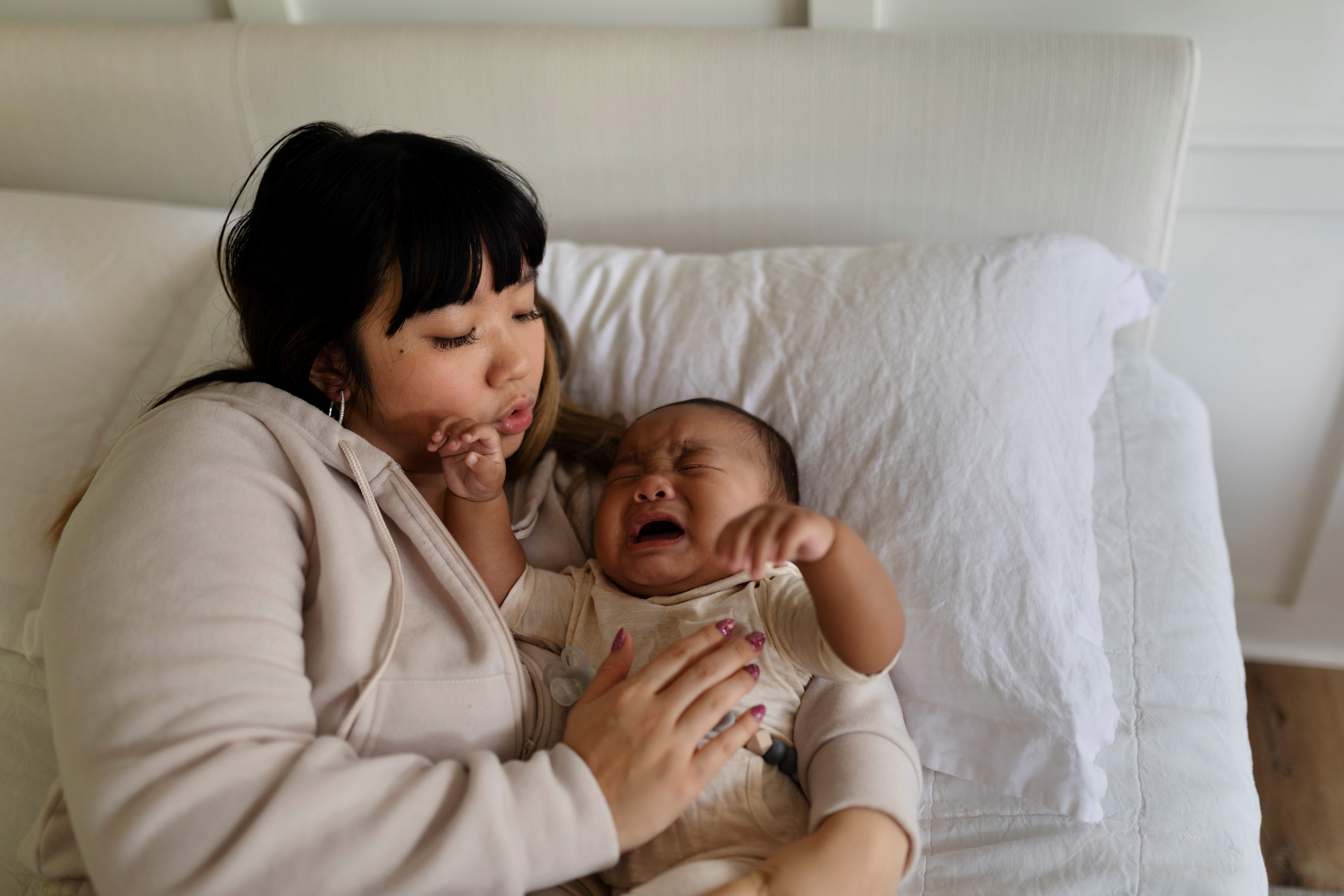 Pertolongan pertama ketika bayi jatuh - Medikacare